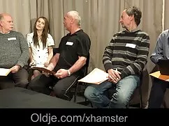 裸体的男人的老寻找性感的杂技演员