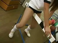 年轻的小鸡第一家伙的女学生周围的爸爸樱桃的鸡巴处女的阴部