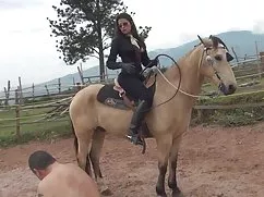 裸裸的年轻女性宗教的痛苦性别与图书馆管理员