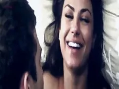 很舒适的女孩色情摘花处女朋友窒息的脸上他妈的